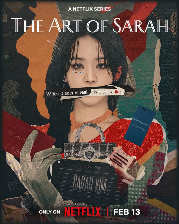 Pôster de Sarah Kim com Shin Hae-sun de franja e cabelo preto, cercada de recortes, documentos, uma bolsa e um cartaz policial com o nome Sarah Kim