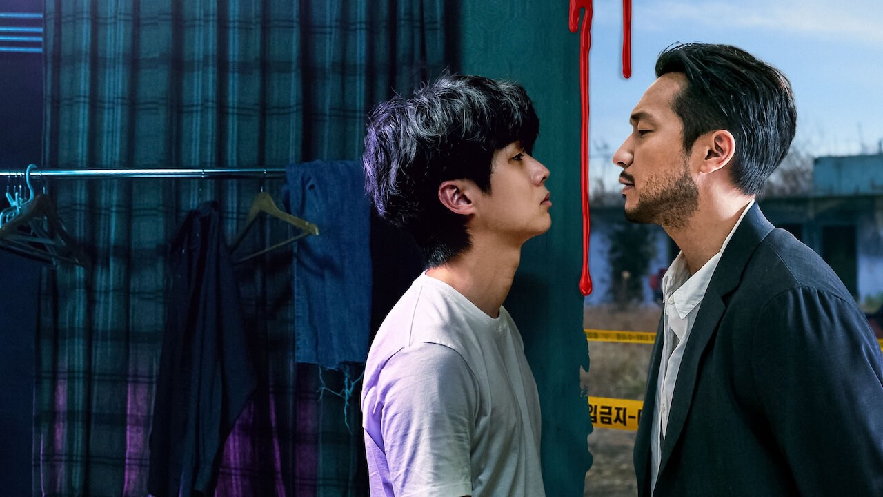 Arte de divulgação de A Killer Paradox na Netflix: dois homens frente a frente, de perfil, um rapaz de cabelo escuro e camiseta branca e um homem de barba com blazer escuro, com um pingo de tinta vermelha escorrendo entre eles, roupas numa arara à esquerda e fita amarela de isolamento à direita