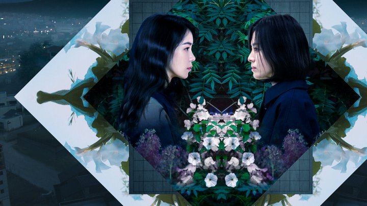 Duas mulheres de cabelo escuro, de perfil, frente a frente diante de flores brancas e folhagem em composição espelhada