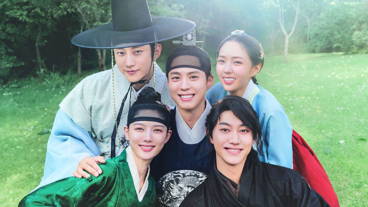 Os cinco atores de Amor ao Luar de hanbok, abraçados e sorrindo num gramado, na arte oficial do especial