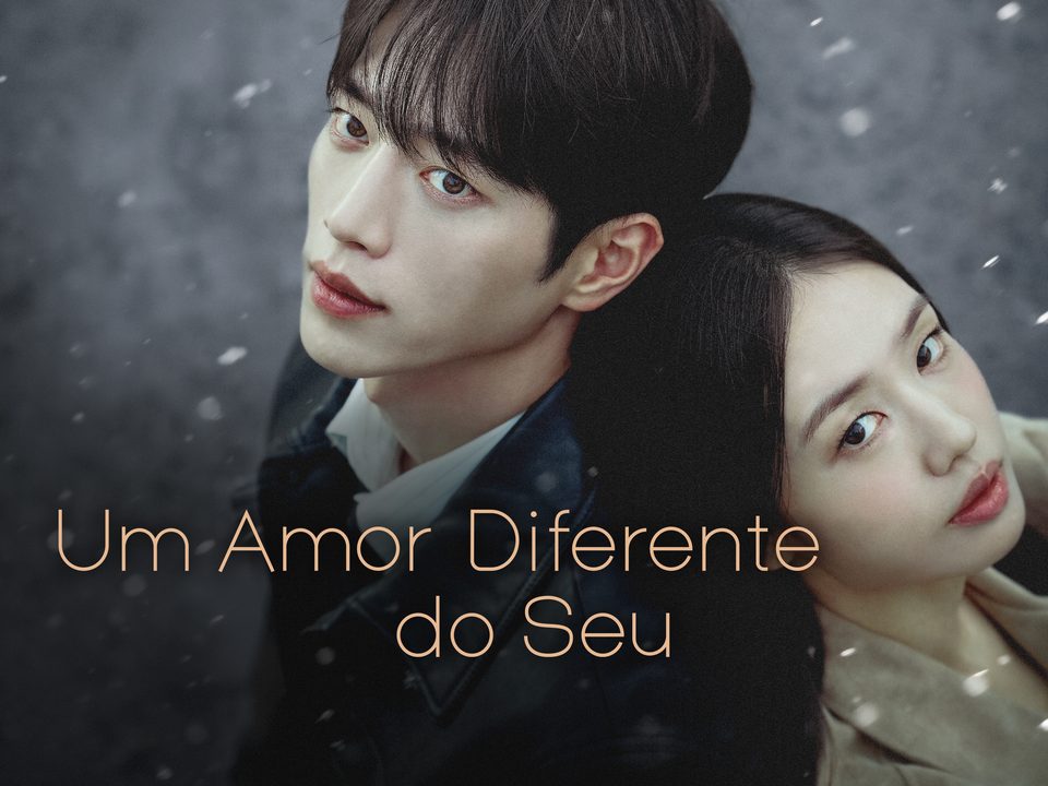 Arte com o casal protagonista encostado um no outro sob neve fina e o título Um Amor Diferente do Seu em letras claras