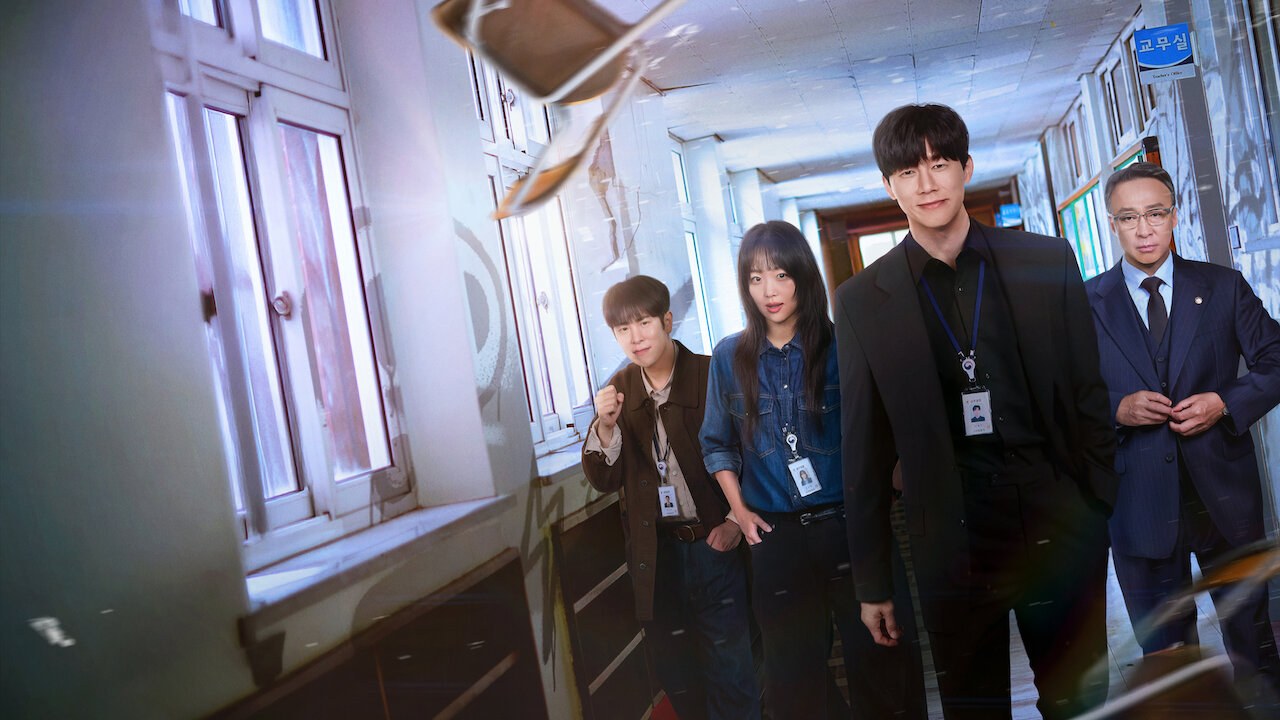 Arte de divulgação de Aprendendo a Lição na Netflix: quatro pessoas de crachá caminhando por um corredor de escola em desordem, três jovens e um homem mais velho de terno e óculos, com uma cadeira caindo no alto à esquerda e uma placa azul de sala dos professores no canto superior direito