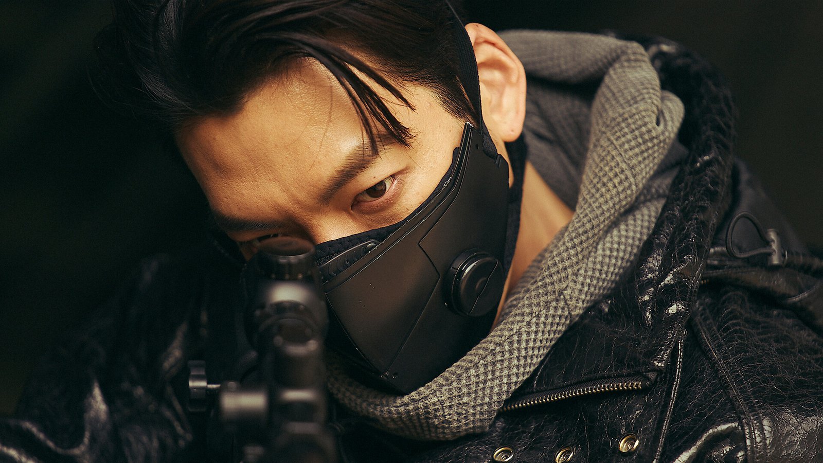 Kim Woo-bin como 5-8, de máscara respiratória preta e jaqueta de couro, mirando com uma arma em primeiro plano