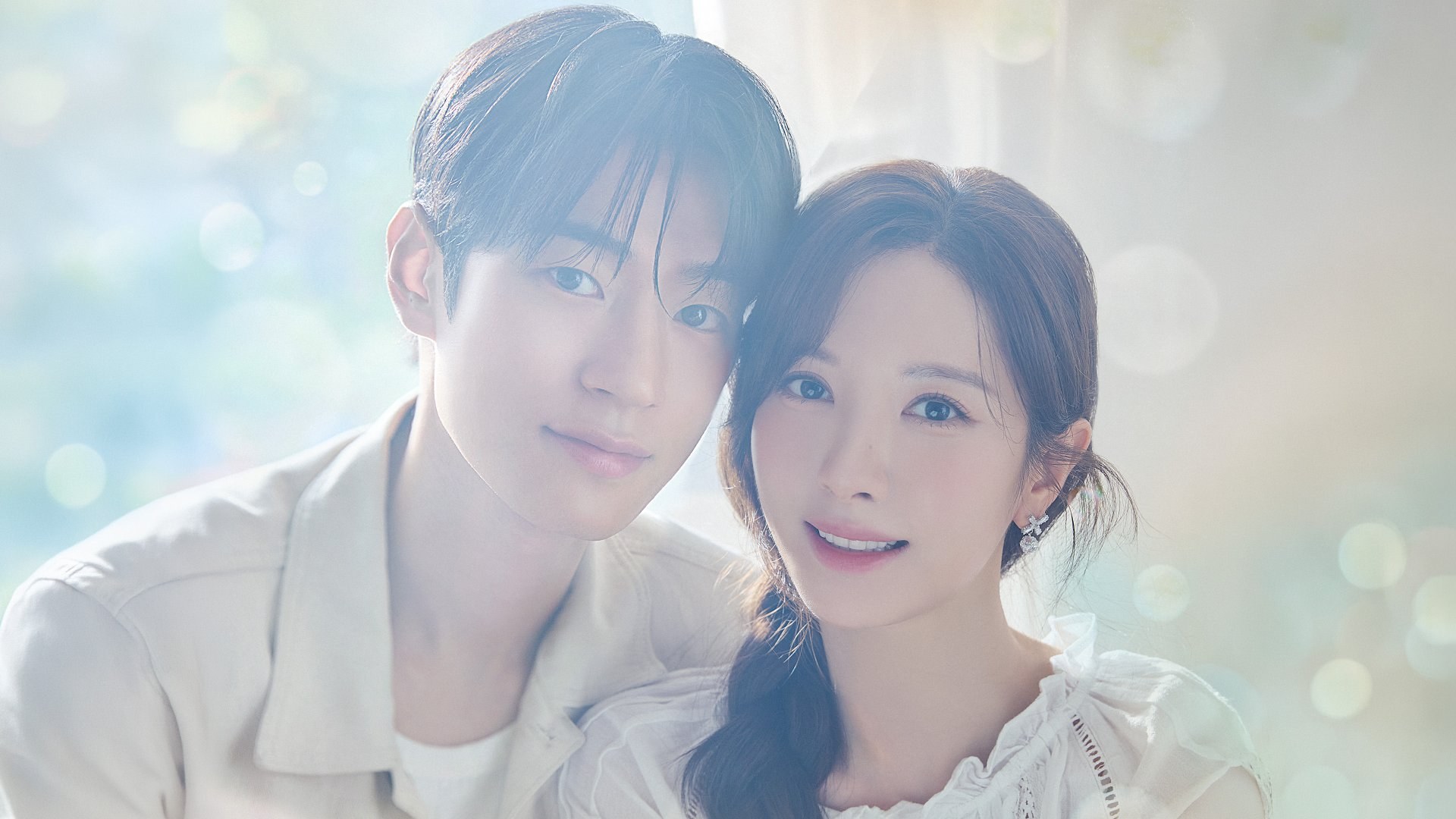 Arte de divulgação de Dive Into You no Viki: casal em close, de roupas claras, sorrindo diante de um fundo azul-claro com bolhas de luz