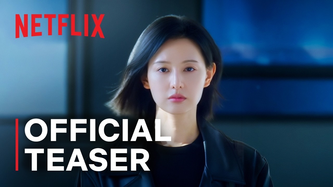 Kim Ji Won, de cabelo escuro curto e jaqueta preta, olha de frente em frame do teaser oficial de Doctor X: A Máfia do Jaleco Branco, com o logo da Netflix e a legenda Official Teaser
