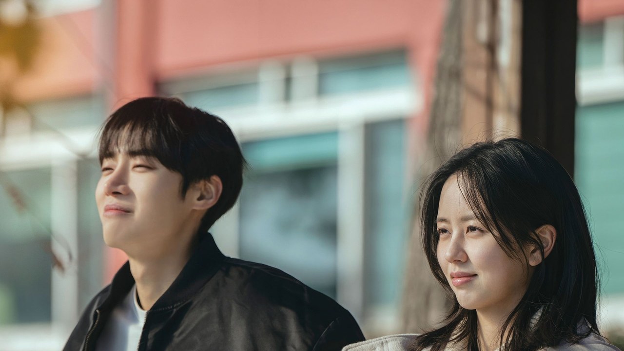 Choo Young-woo e Kim So-hyun, de perfil, sob o sol, em foto de divulgação de Entre os Nossos Passos