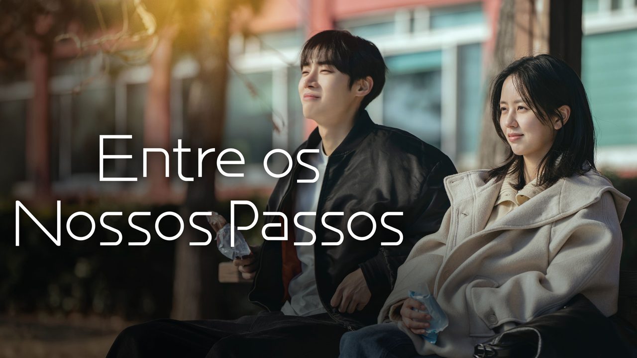 Arte oficial da série: um rapaz de cabelo preto e jaqueta preta e uma moça de cabelo escuro na altura dos ombros e casaco bege sentados num banco ao sol, segurando embalagens de lanche, com o título Entre os Nossos Passos em letras brancas à esquerda