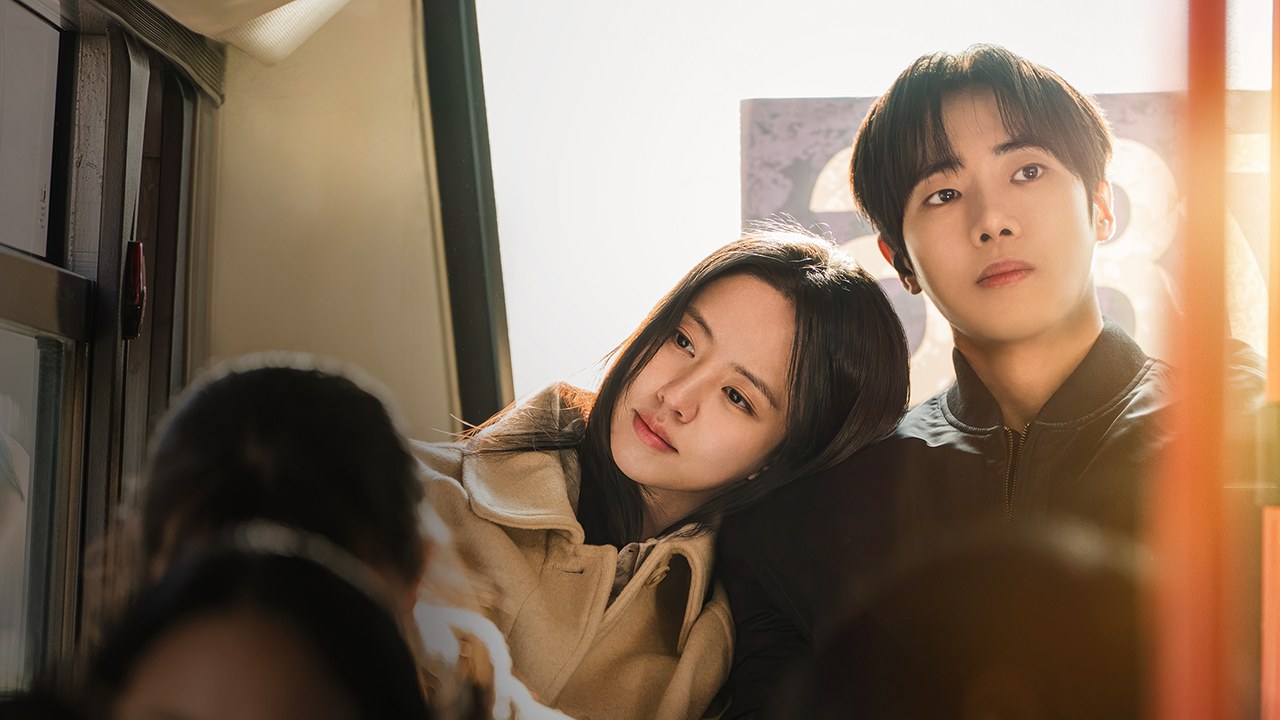 Kim So Hyun, de casaco bege, apoia a cabeça no ombro de Choo Young Woo, de jaqueta preta, em foto de divulgação de Entre os Nossos Passos