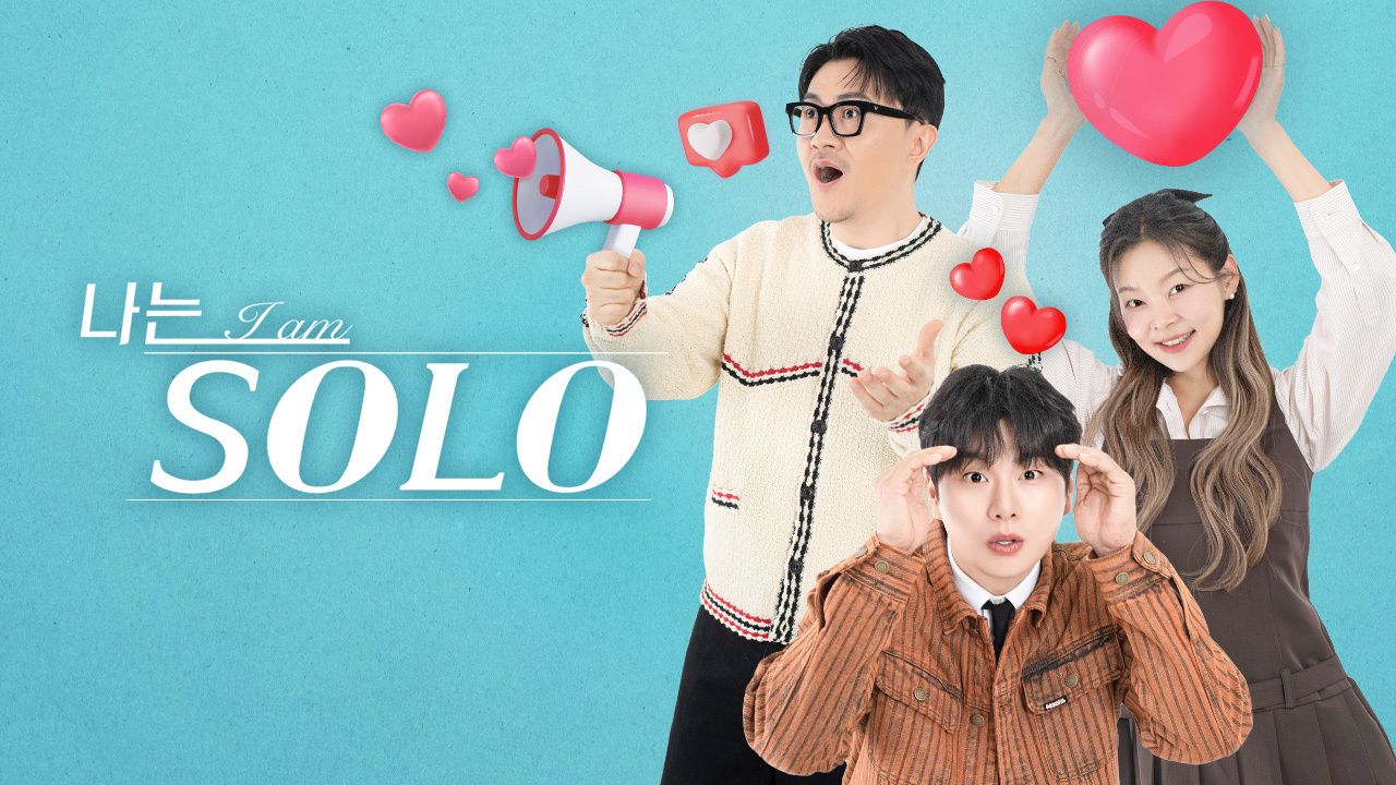 Defconn de óculos com um megafone, Lee Yi-kyung à frente com as mãos no rosto e Song Hae-na segurando um coração, na arte oficial de I Am Solo