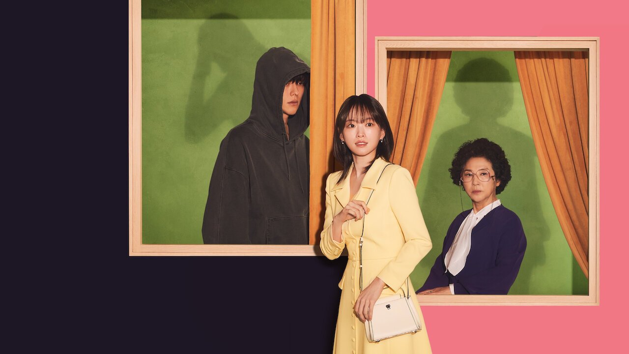 Chun Woo-hee, de conjunto amarelo e bolsa branca, entre dois quadros: à esquerda Jang Ki-yong de capuz cinza e, à direita, Goh Doo-shim de óculos e casaco azul-marinho