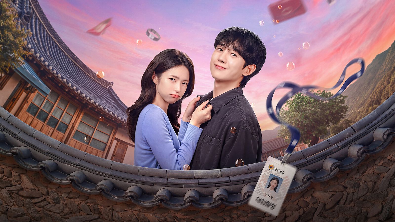 Ha Young, de cardigã azul, segura a gola da camisa de Jung Hae-in, que sorri, sobre o muro de telhas de uma casa tradicional coreana com céu rosado ao fundo