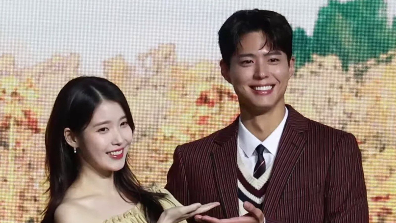 IU e Park Bo-gum posam juntos na coletiva de imprensa