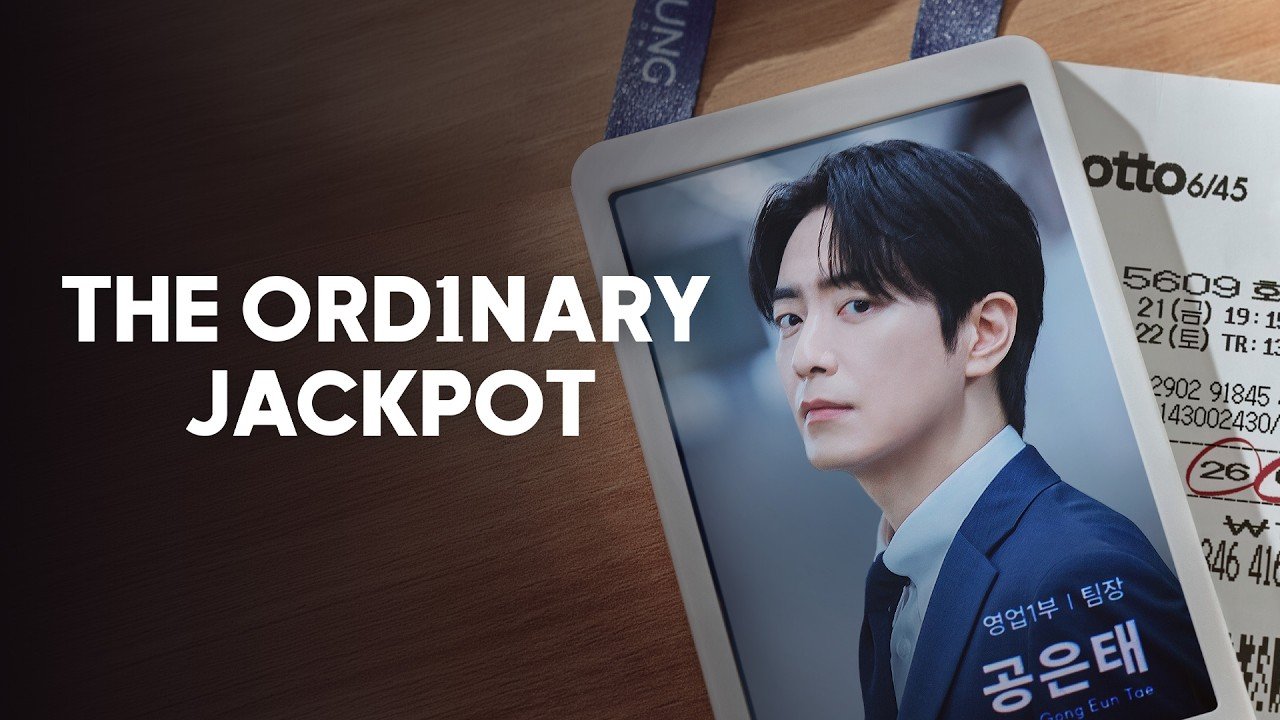 Lee Jun-hyuk de terno azul olha de lado dentro de um crachá de chefe de vendas, ao lado de um bilhete de loteria sobre uma mesa de madeira, com o título The Ordinary Jackpot à esquerda