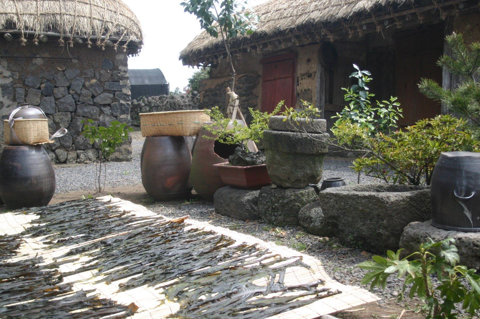 Casas com paredes de pedra e telhados de palha em Jeju