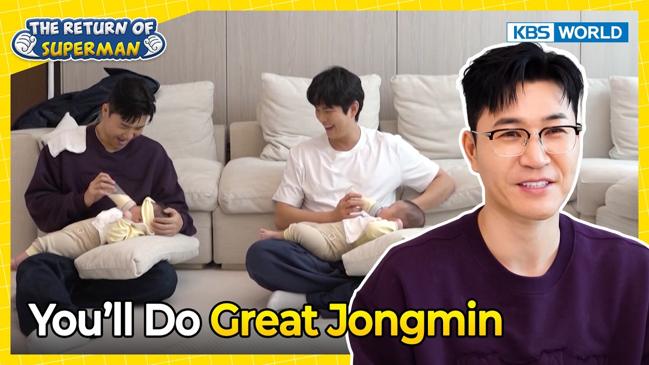 Kim Jong Min, de óculos e suéter roxo, sorri em cena do The Return of Superman, ao lado de dois homens com bebês no colo