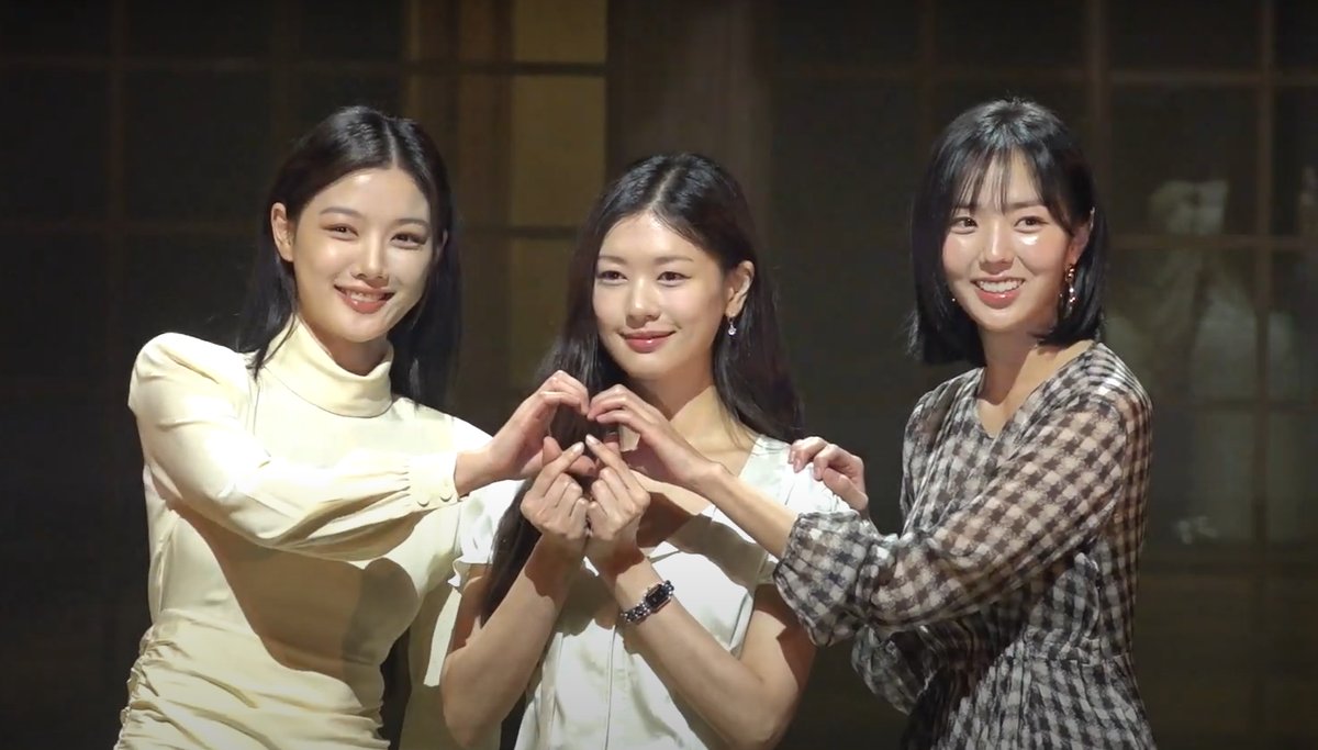 Kim Yoo-jung, Jung So-min e Chae Soo-bin juntam as mãos em forma de coração num palco escuro