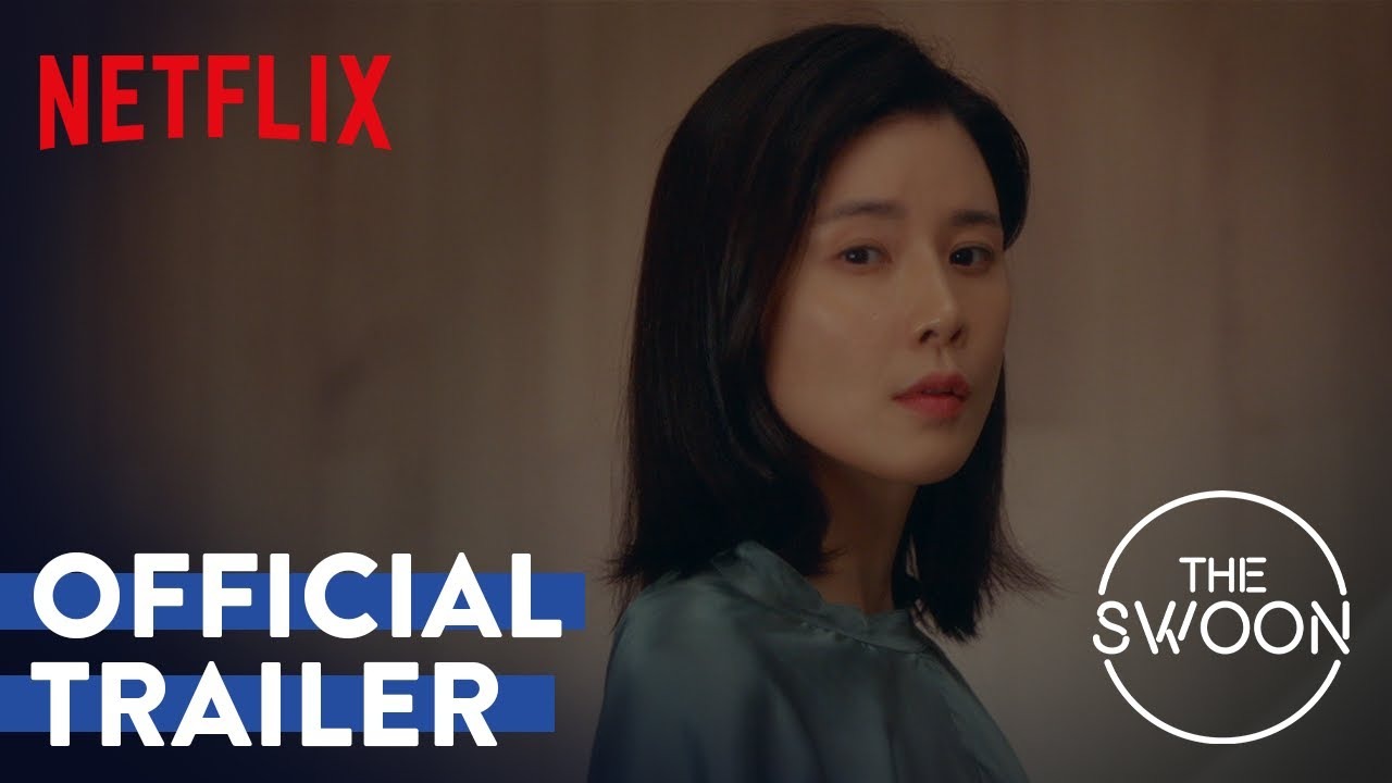 Lee Bo Young de perfil, com cabelo curto e olhar para a câmera, em cena do trailer oficial da série Mine, com o selo da Netflix
