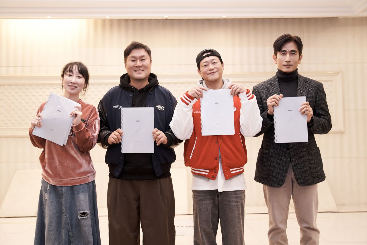 Kim Kuk-hee, Yoon Kyung-ho, Im Seong-jae e Cha In-pyo em pé, lado a lado, segurando o roteiro