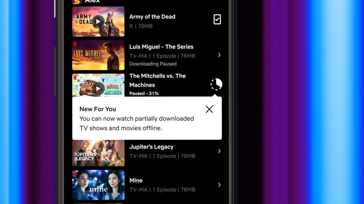 Tela de celular com a lista de downloads do app da Netflix, um aviso de que é possível assistir a downloads parciais offline e capas de filmes e séries