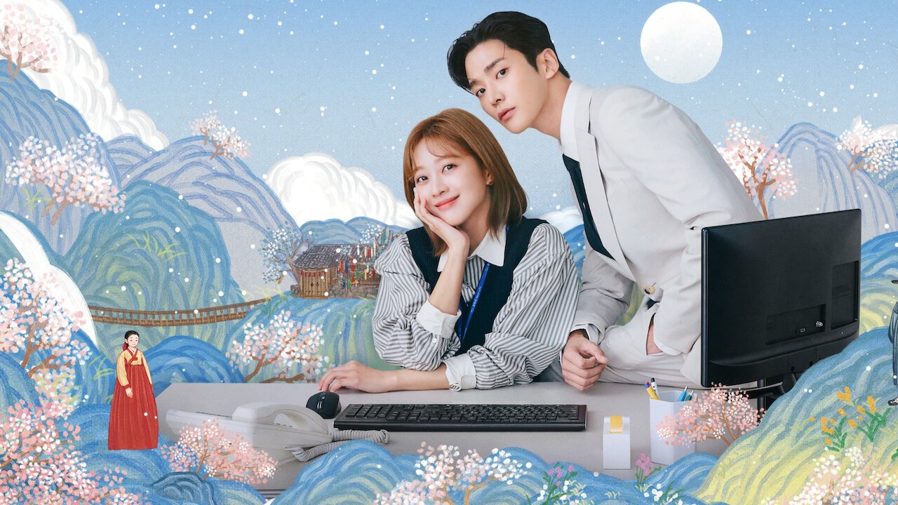 Cho Bo-ah, de crachá e camisa listrada, apoiada numa mesa de escritório ao lado de Rowoon, de terno claro, diante de montanhas pintadas, cerejeiras e lua cheia