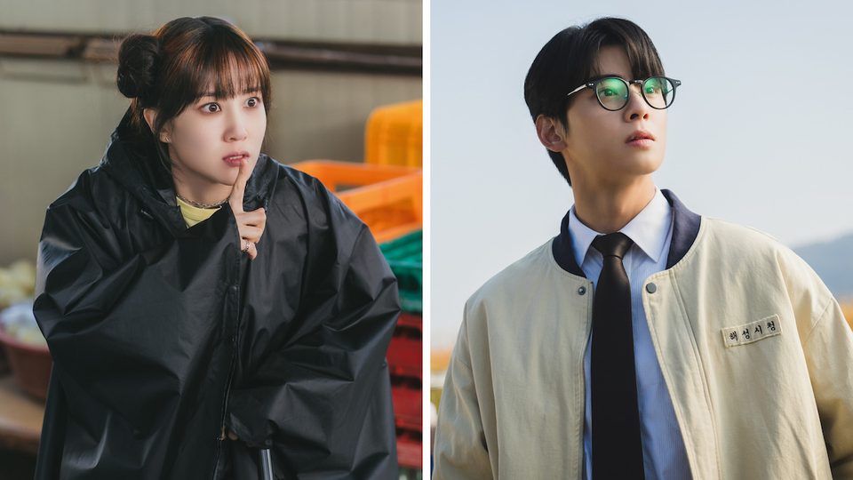 Dois retratos lado a lado: Park Eun-bin de capa de chuva preta pedindo silêncio com o dedo nos lábios e Cha Eun-woo de óculos, gravata e jaqueta bege
