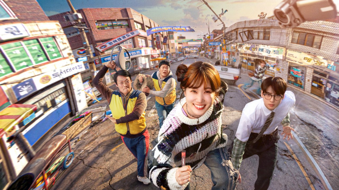 Park Eun-bin sorri e corre à frente numa rua de comércio em perspectiva distorcida, com Cha Eun-woo de óculos e gravata e Choi Dae-hoon e Im Seong-jae de colete amarelo atrás