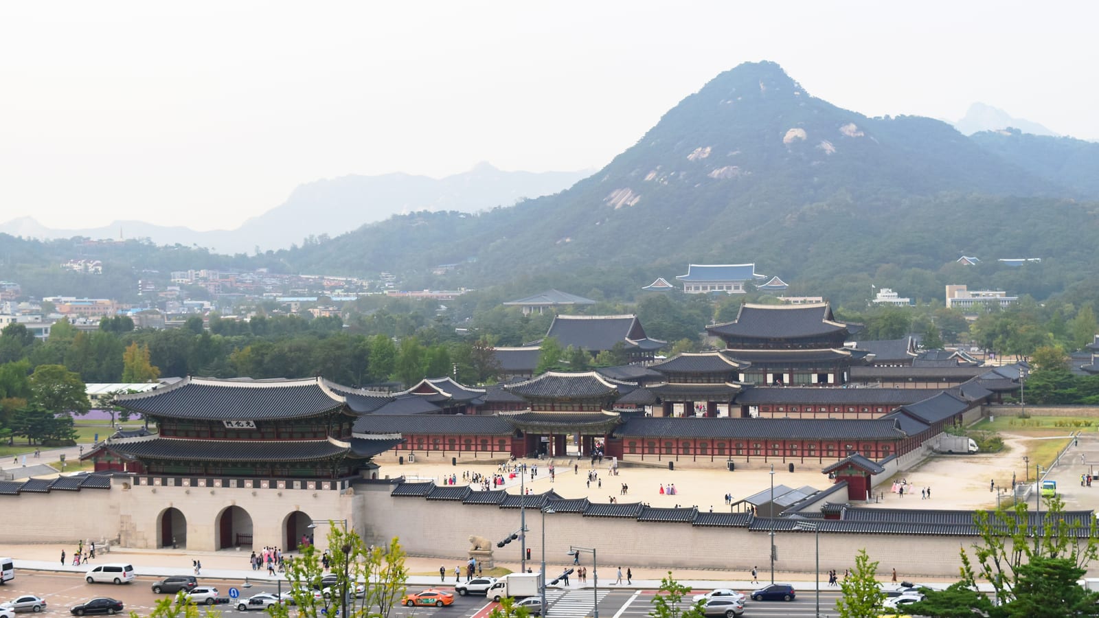Palácio Gyeongbokgung, com montanhas ao fundo