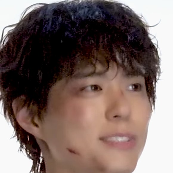 Park Bo Gum de cabelo bagunçado e com um arranhão na bochecha sorri de lado diante de fundo branco