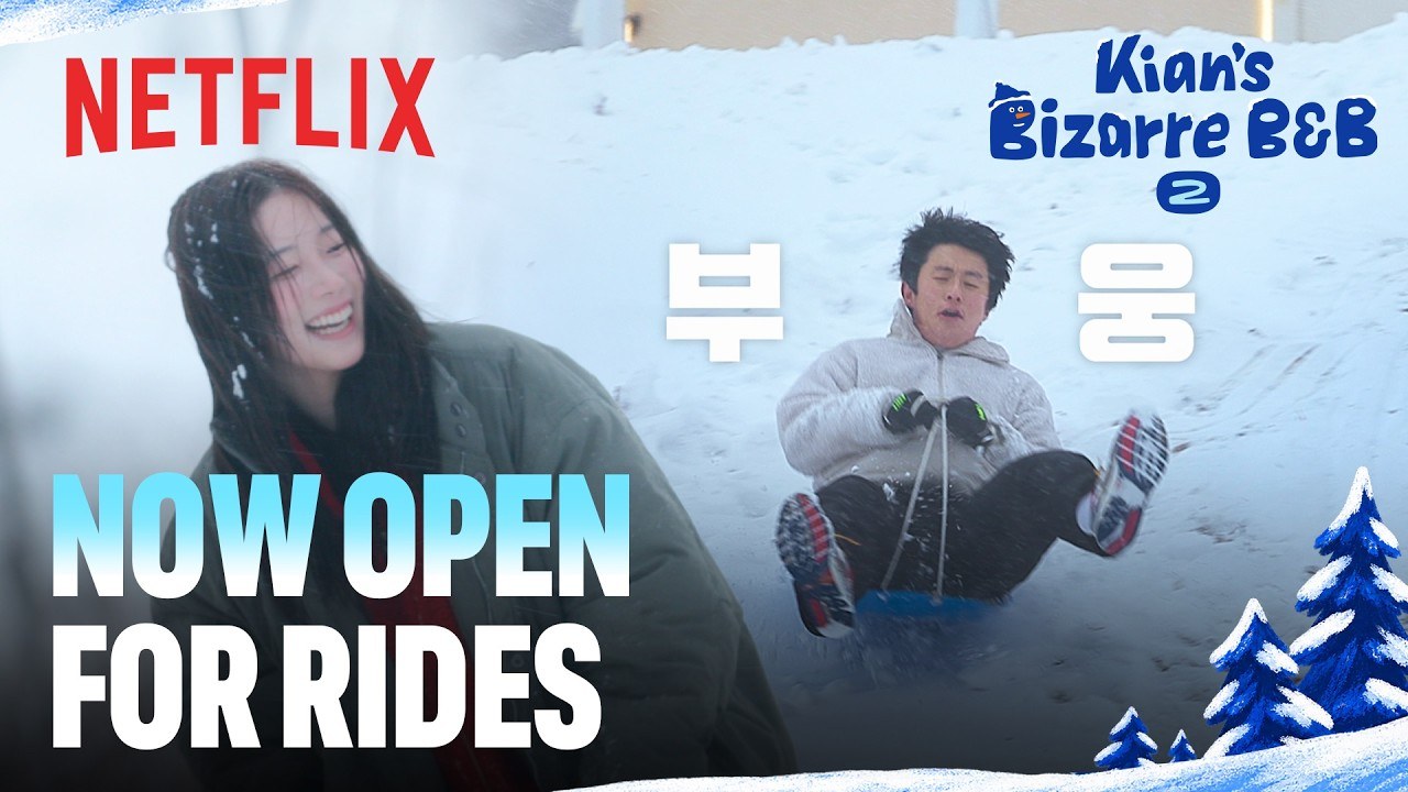 Kazuha ri de casaco verde em primeiro plano enquanto Kian84, de casaco branco, desce um morro de neve num trenó azul, com o texto NOW OPEN FOR RIDES