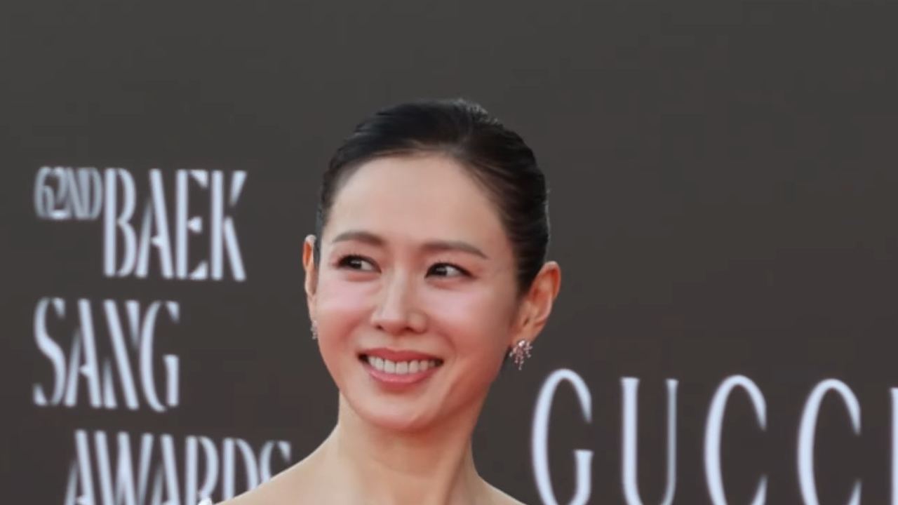 Son Ye-jin sorri de vestido claro no tapete vermelho do Baeksang Arts Awards de 2026