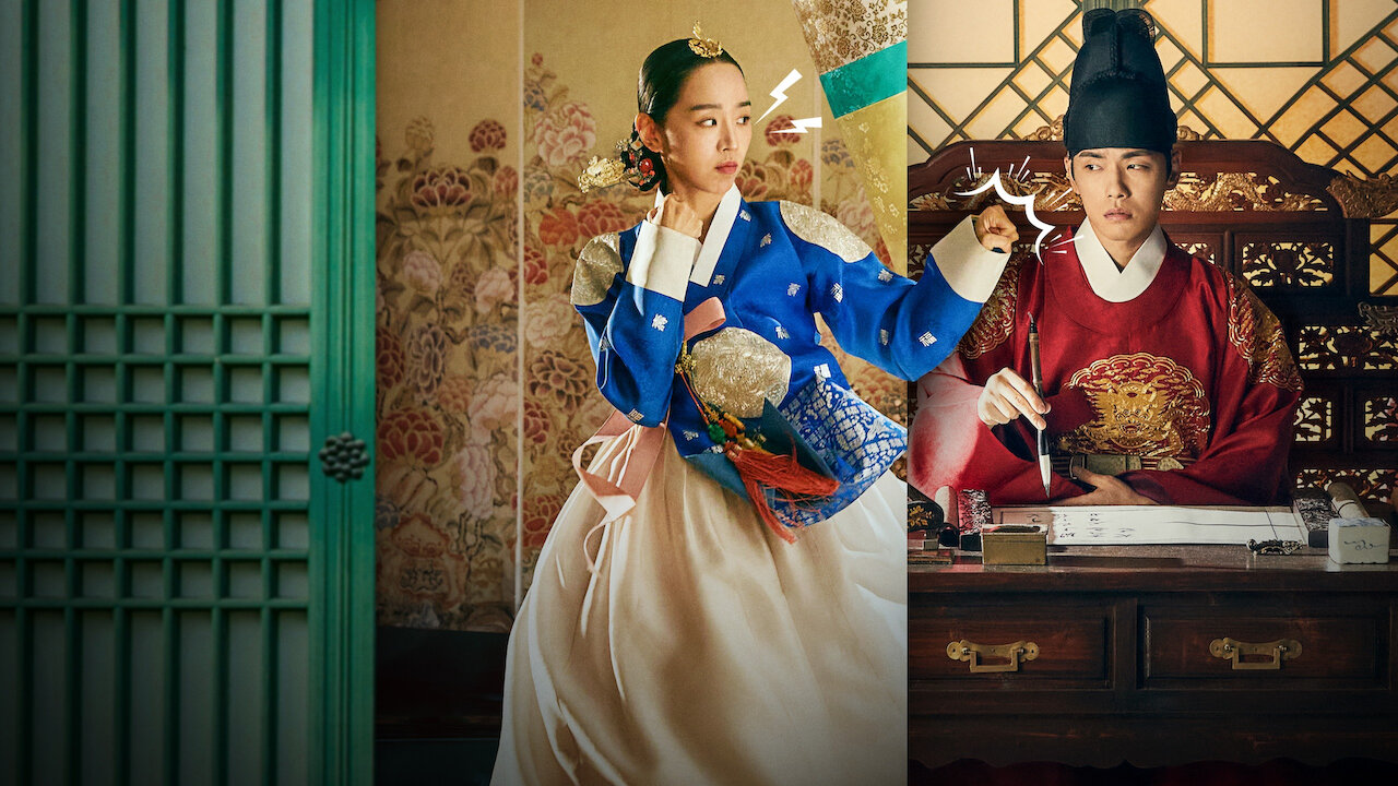 Arte de divulgação de Sr. Rainha na Netflix: mulher de cabelo preso com ornamento, em hanbok azul e creme, com o punho erguido, ao lado de um homem de traje real vermelho e chapéu preto que escreve com um pincel numa escrivaninha, com porta verde de madeira à esquerda