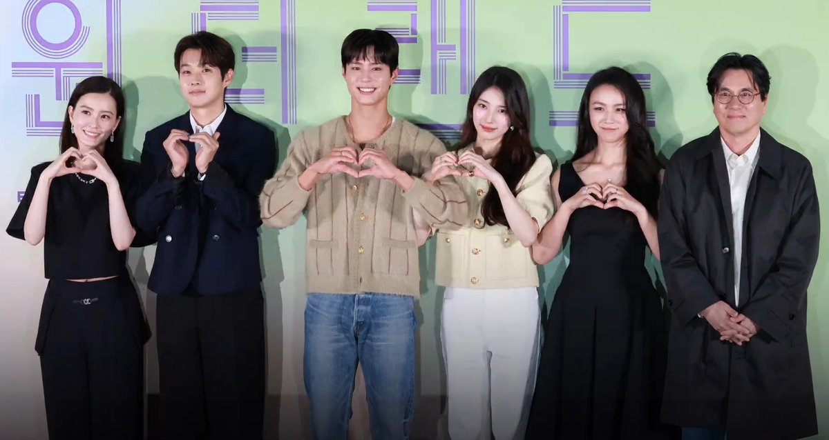 Jung Yu-mi, Choi Woo-shik, Park Bo-gum, Suzy, Tang Wei e o diretor Kim Tae-yong em fila diante de painel verde