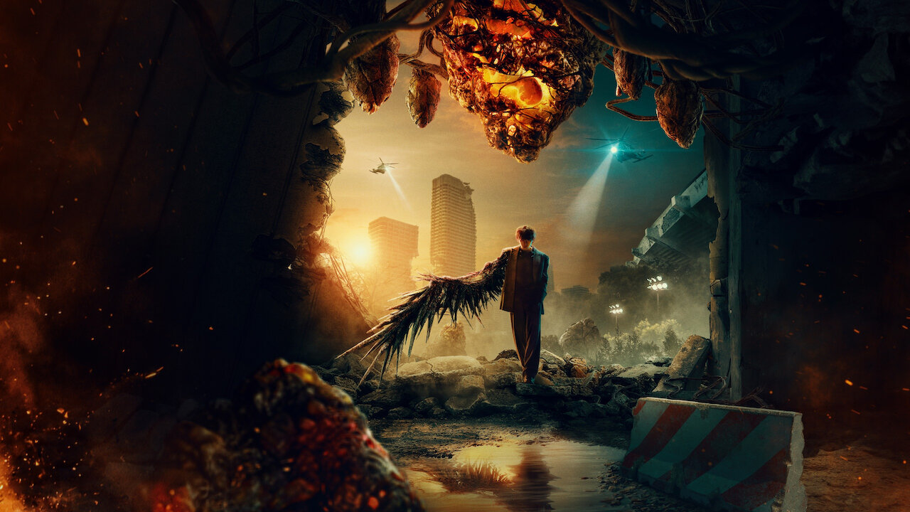Arte de divulgação de Sweet Home na Netflix: homem de terno em pé sobre escombros, com um braço coberto de penas escuras estendido como uma asa, prédios ao pôr do sol ao fundo, dois helicópteros, um deles com holofote azul, e uma massa orgânica incandescente pendurada no alto