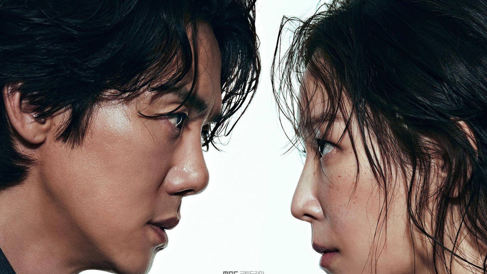 Yoo Yeon Seok e Seo Hyun Jin de perfil, frente a frente, de cabelo molhado e olhar fixo, sobre fundo branco