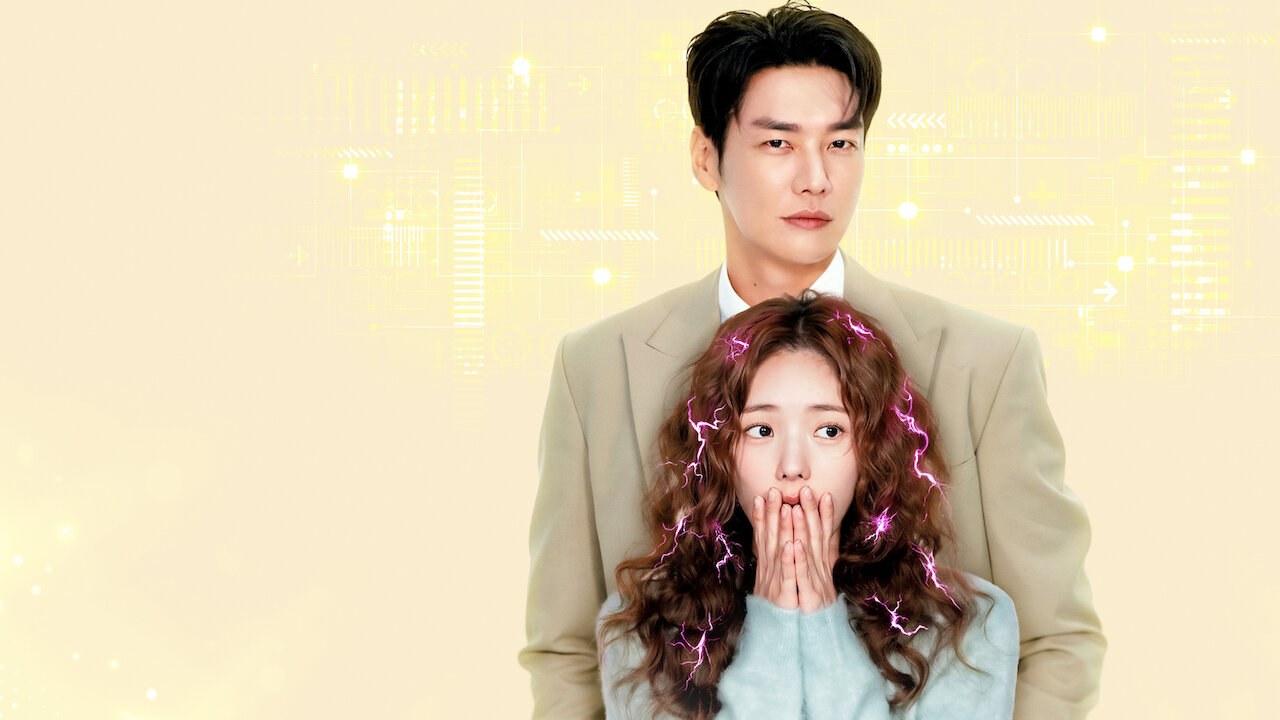 Kim Young-kwang de terno bege atrás de Chae Soo-bin, que cobre a boca com as mãos, com raios rosa no cabelo, sobre fundo amarelo com circuitos