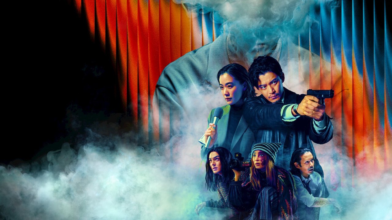Imagem oficial da série: Yu Aoi com microfone e Shun Oguri apontando uma arma diante de cortinas laranja e azuis, com outros personagens embaixo e um homem desfeito em fumaça ao fundo