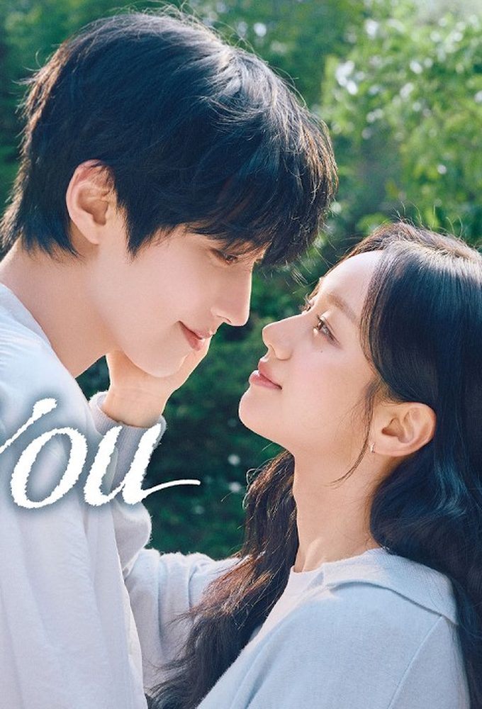 Hwang In Youp segura o rosto de Lee Hye Ri, que olha para ele sorrindo, num jardim ensolarado